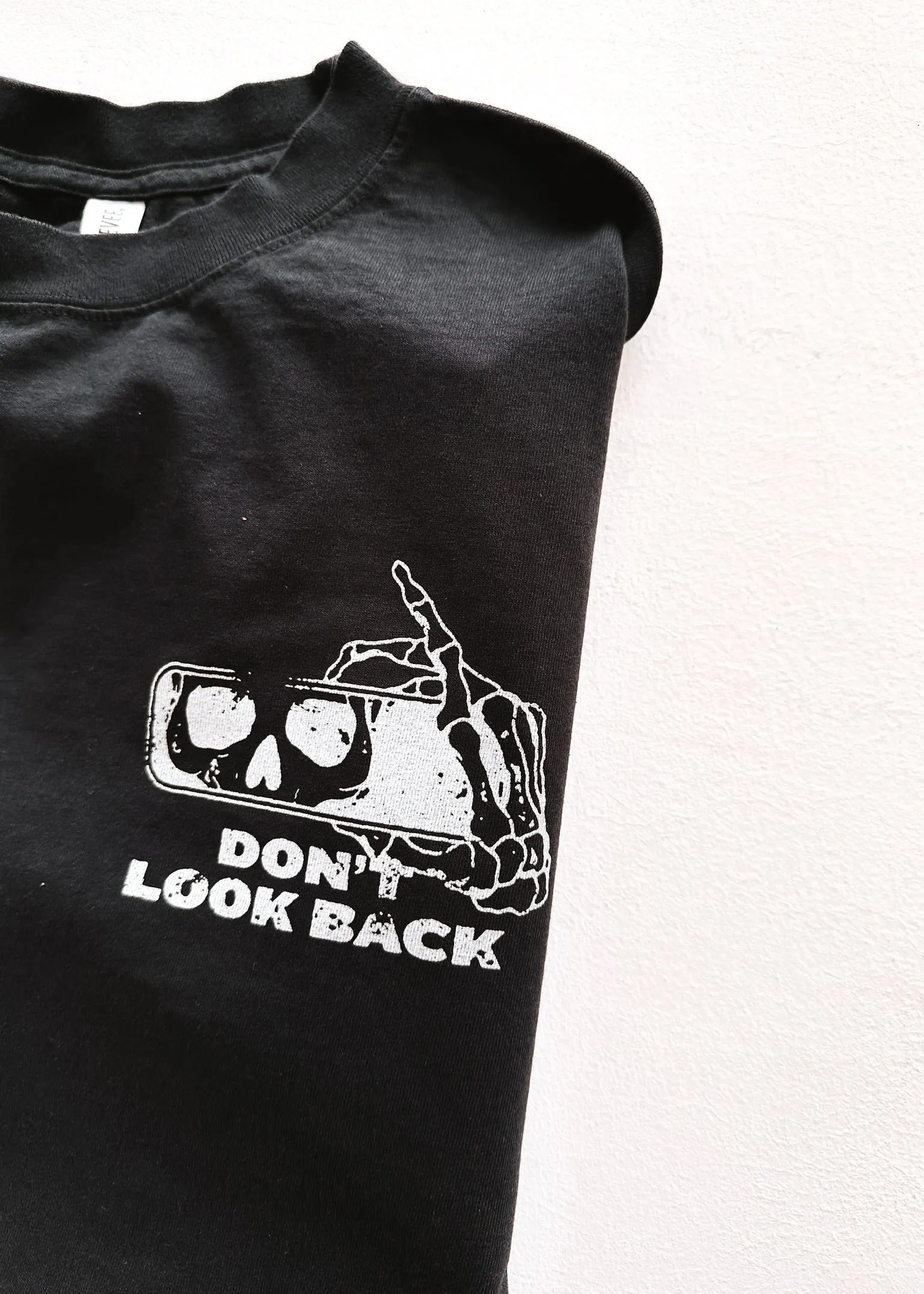 DON'T LOOK BACK SIDE SLIT TEE