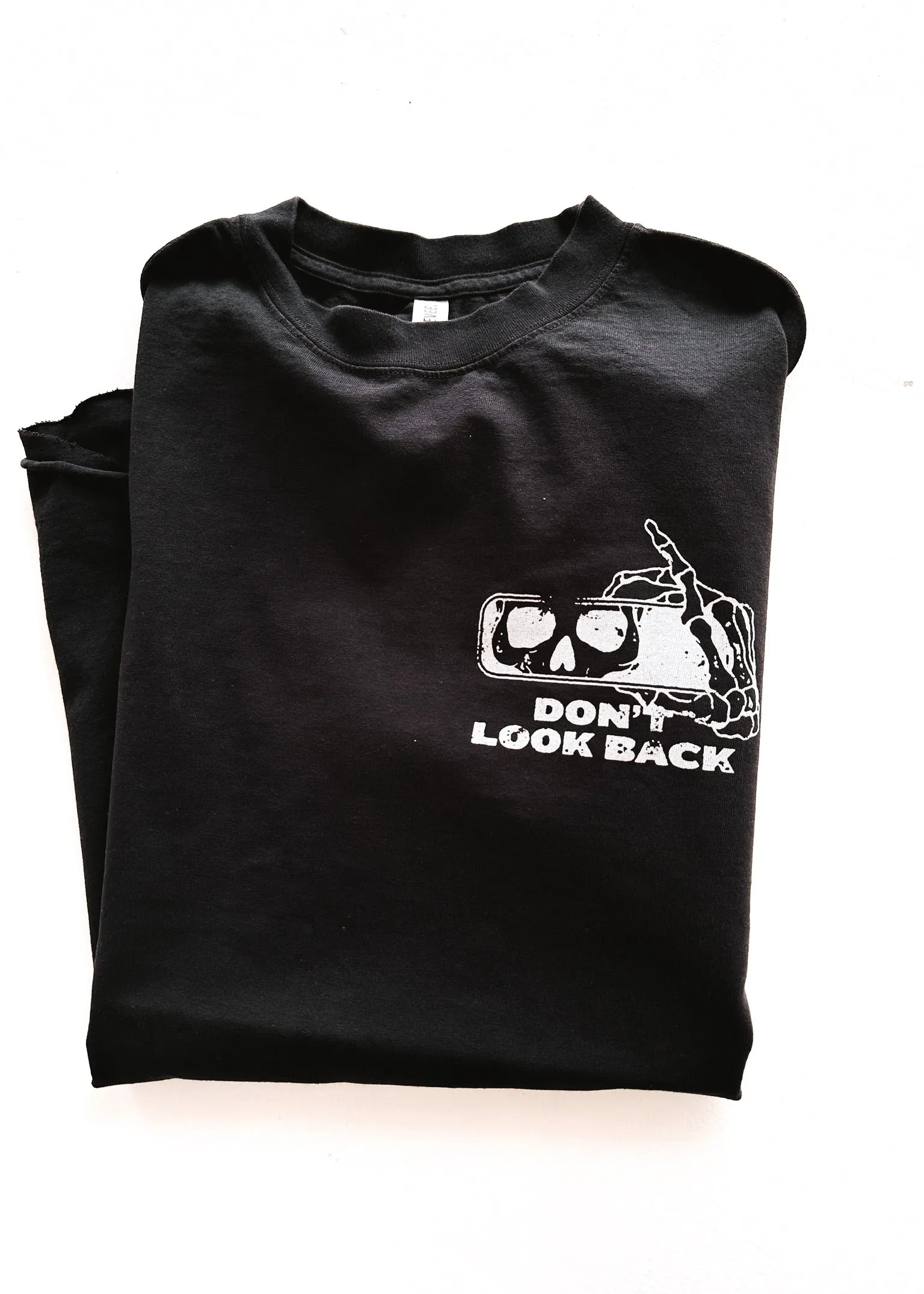 DON'T LOOK BACK SIDE SLIT TEE